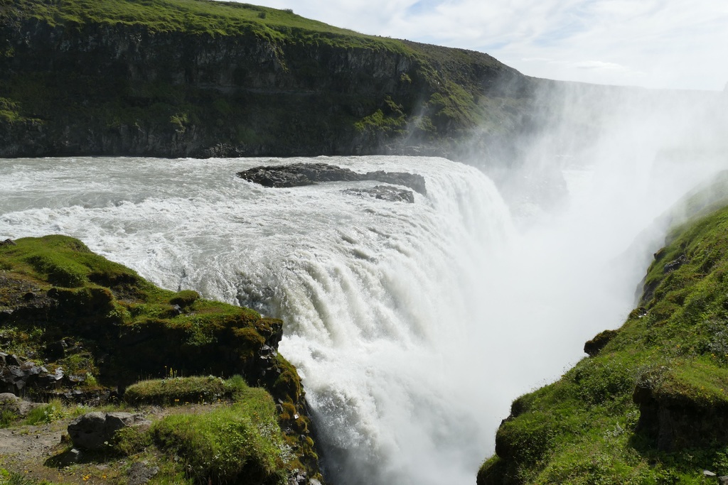 gullfoss-waterfall-near-geyser